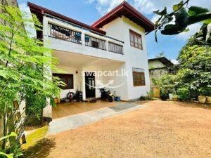 Spacious two story house for sale in Athurugiriya