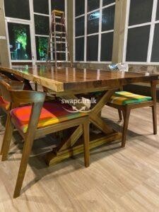 Dining table + 8 chairs